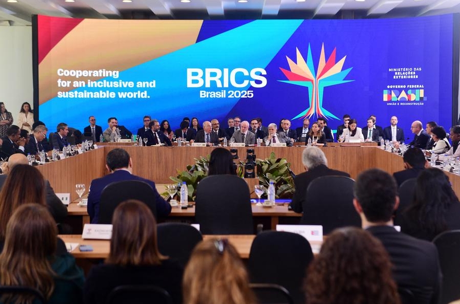 El presidente brasileño, Luiz Inácio Lula da Silva (c-atrás), habla durante la reunión de jefes negociadores del grupo BRICS, en el Palacio de Itamaraty, en Brasilia, Brasil, el 26 de febrero de 2025. (Xinhua/Lucio Tavora)