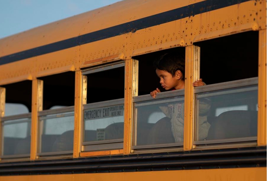 Un niño migrante hondureño, deportado de Estados Unidos, observa a bordo de un autobús en la base aérea Coronel Armando Escalón Espinal, en el municipio de La Lima, en el departamento de Cortés, Honduras, el 31 de enero de 2025. (Xinhua/David de la Paz)