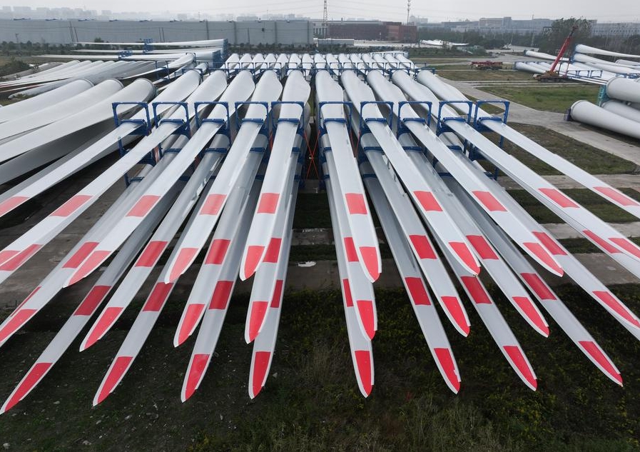 Imagen mostrando palas de turbinas eólicas en una compañía de equipos de energía eólica en el distrito de Rudong de la ciudad de Nantong, provincia de Jiangsu, en el este de China, el 2 de noviembre de 2024. (Xinhua/Song Yanhua)