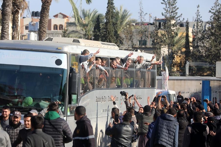 Prisioneros palestinos liberados saludan a las personas en un autobús, en la ciudad de Khan Younis, en el sur de la Franja de Gaza, el 27 de febrero de 2025. (Xinhua/Rizek Abdeljawad)