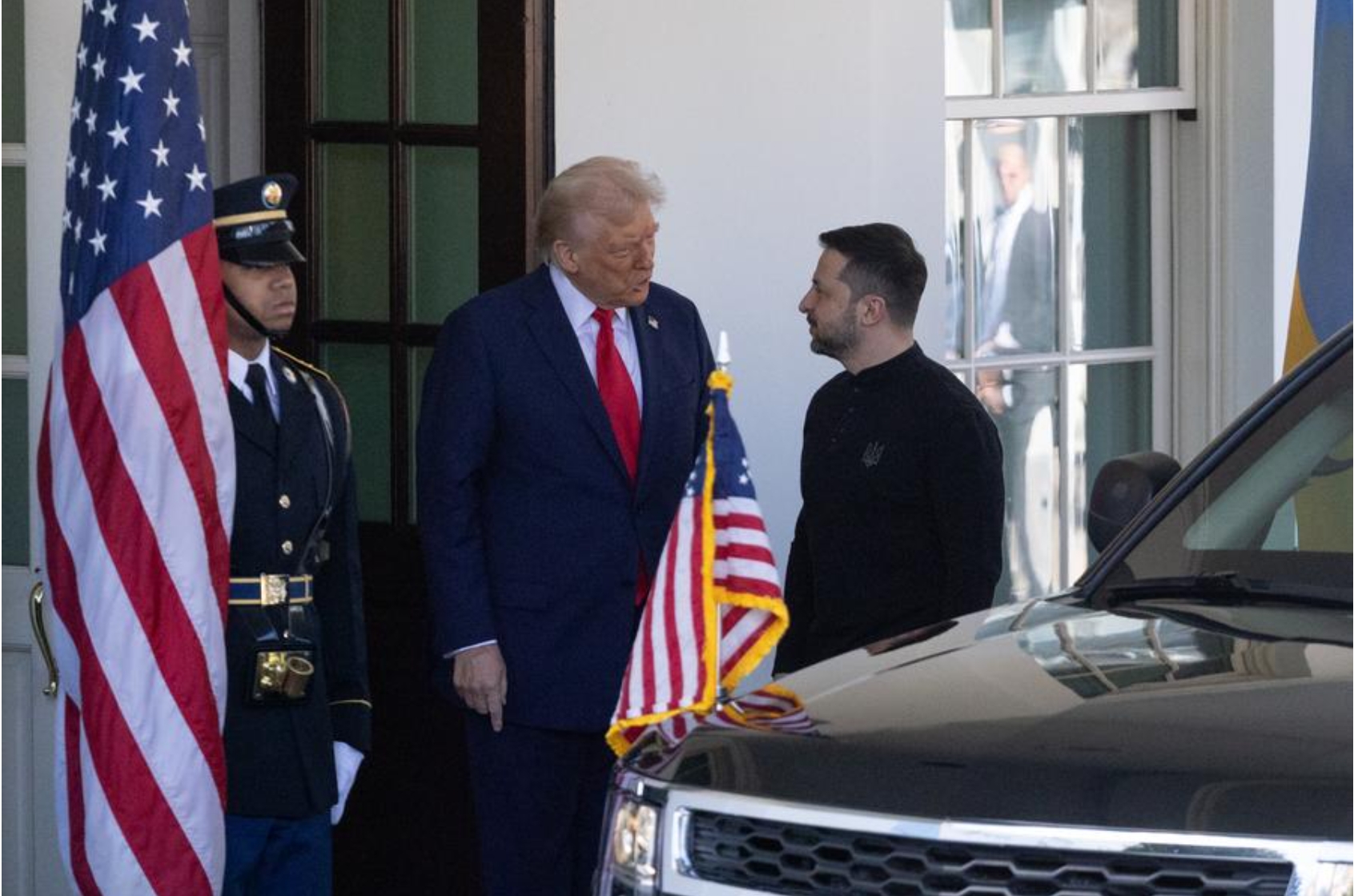 El presidente estadounidense, Donald Trump (c), recibe al presidente ucraniano, Volodymyr Zelensky (d), en la Casa Blanca, en Washington, D.C., Estados Unidos, el 28 de febrero de 2025. (Xinhua/Hu Yousong)