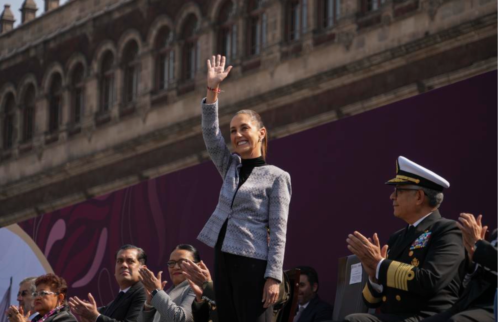 Imagen cedida por la Presidencia de México de la presidenta mexicana, Claudia Sheinbaum, saludando durante el Funeral de Estado en Conmemoración de los 500 años de la Ejecución de Cuauhtémoc, último gobernante mexica, en el Zócalo de la Ciudad de México, capital de México, el 28 de febrero de 2025. (Xinhua/Presidencia de México) 