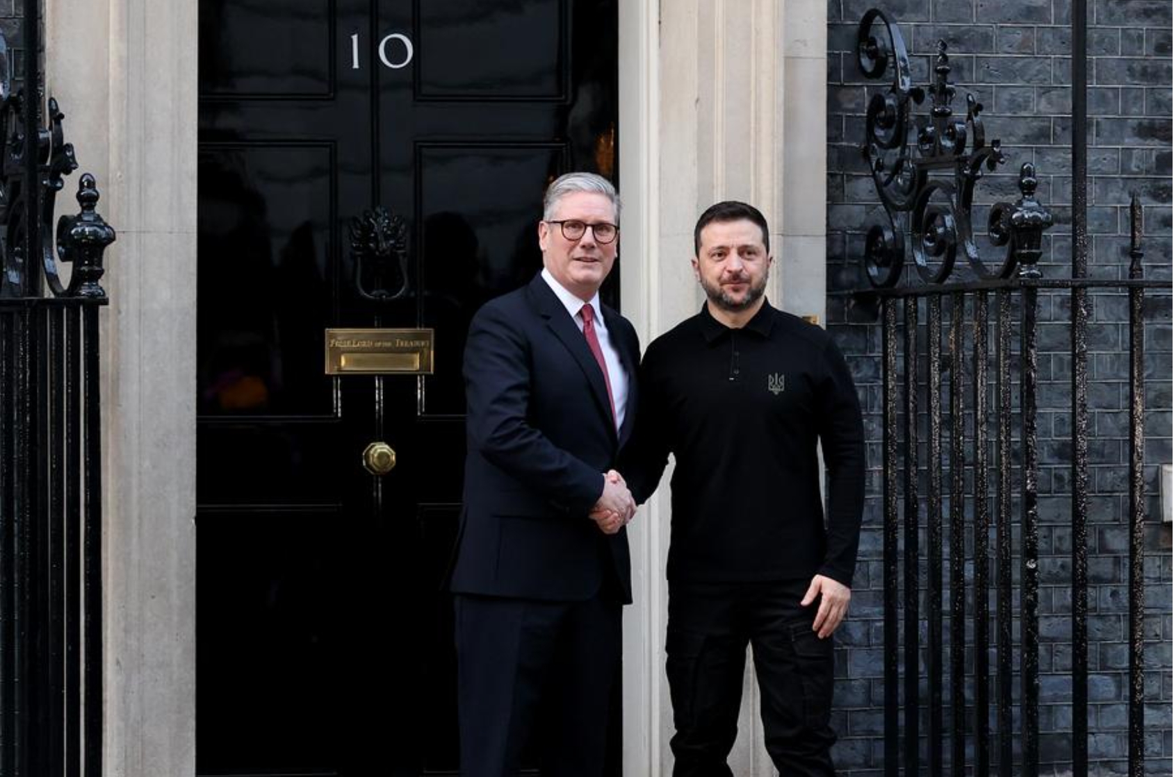 Imagen del 1 de marzo de 2025 del primer ministro británico, Keir Starmer (i), estrechando la mano con el visitante presidente ucraniano, Volodymyr Zelensky, frente al número 10 de Downing Street, en Londres, Reino Unido. (Xinhua/Li Ying)