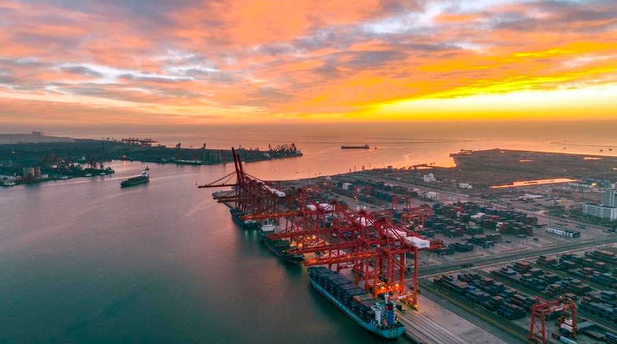 Vista aérea tomada con un dron el 16 de diciembre de 2024 de una vista del distrito portuario de Jingtang del puerto de Tangshan, en la ciudad de Tangshan, en la provincia de Hebei, en el norte de China. (Xinhua/Li Lei) 