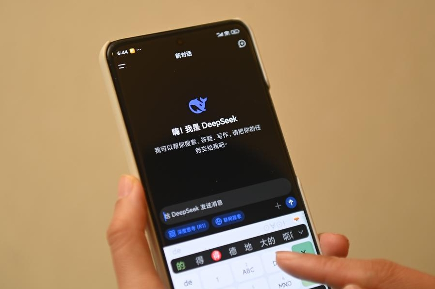 Una persona utiliza la aplicación DeepSeek en un teléfono móvil, el 17 de febrero de 2025. (Xinhua/Huang Zongzhi)