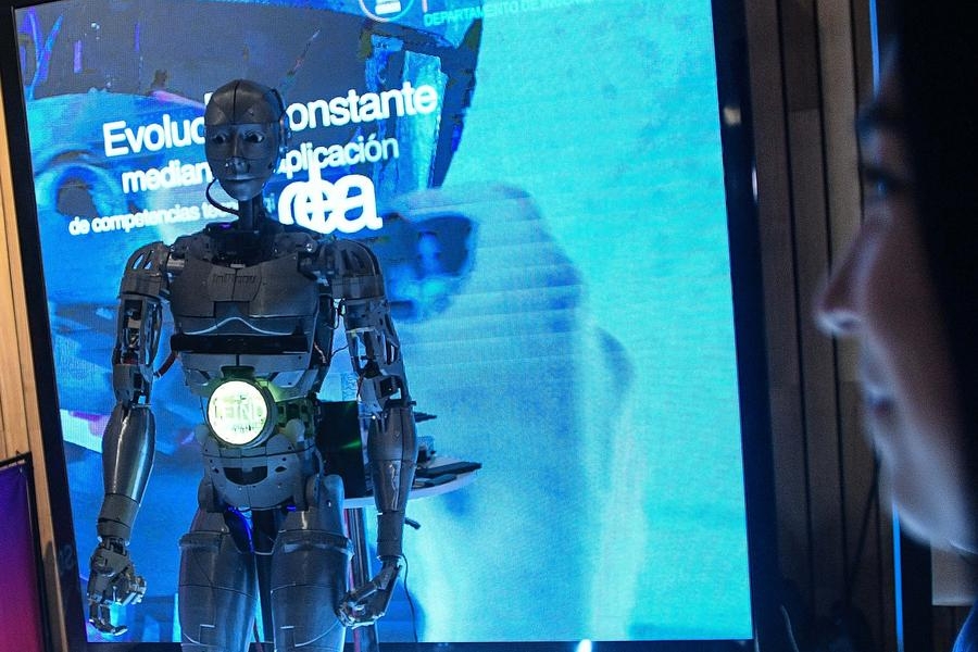 Imagen del 18 de enero de 2024 de una mujer observando un robot durante el Congreso Futuro de Chile, en Santiago, capital de Chile. (Xinhua/Jorge Villegas) 