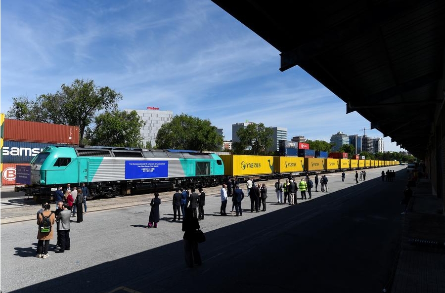 Invitados asisten a la ceremonia de lanzamiento del tren de carga conmemorativo China-Europa, que une a Yiwu, en la provincia oriental china de Zhejiang, con Madrid, en España, con motivo del décimo aniversario de la puesta en marcha del servicio, en Madrid, el 8 de mayo de 2024. (Xinhua/Gustavo Valiente)