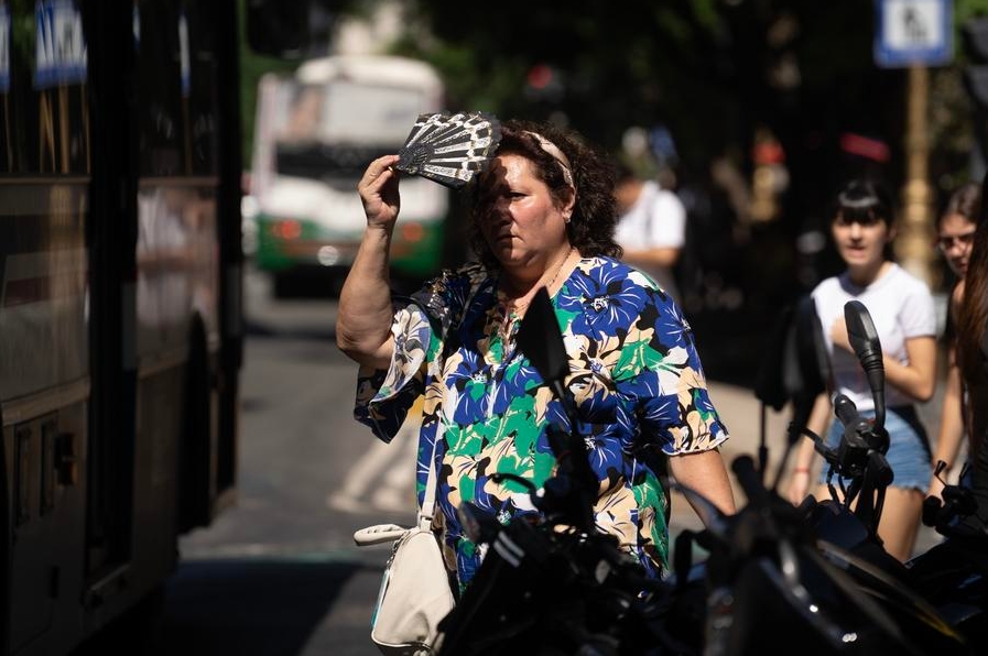 Una mujer se cubre del sol con un abanico durante una ola de calor, en la ciudad de Buenos Aires, capital de Argentina, el 5 de marzo de 2025.  (Xinhua/Martín Zabala) 