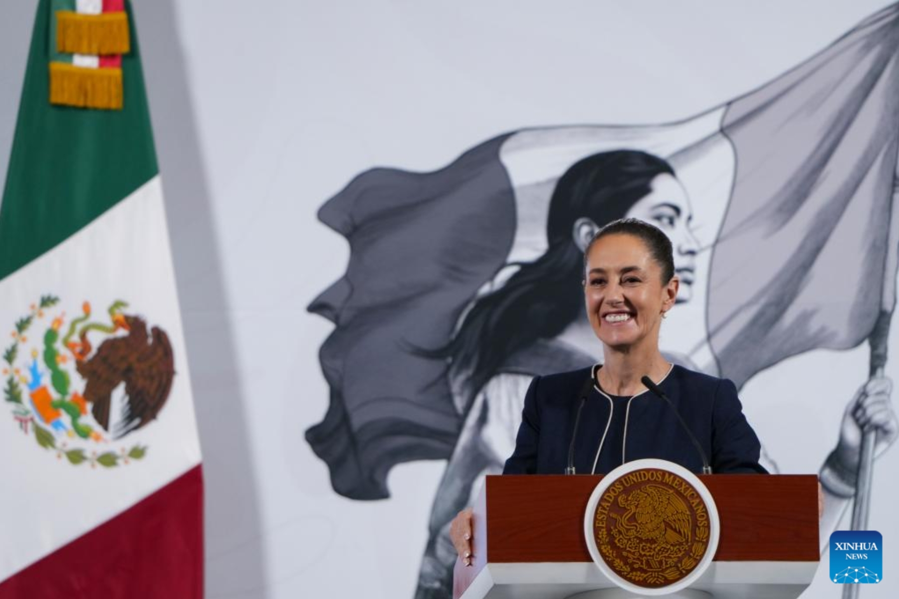 Imagen cedida por la Presidencia de México de la presidenta mexicana, Claudia Sheinbaum, sonriendo durante su conferencia de prensa matutina, en Palacio Nacional, en la Ciudad de México, capital de México, el 7 de marzo de 2025. El Gobierno de México está en negociaciones con su par estadounidense para evitar la imposición de aranceles del 25 por ciento sobre las exportaciones mexicanas de acero y aluminio, que entraría en vigor el próximo 12 de marzo, señaló el viernes el secretario de Economía, Marcelo Ebrard. (Xinhua/Presidencia de México)