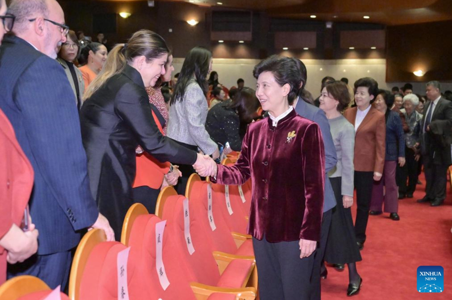 La consejera de Estado china y presidenta de la Federación Nacional de Mujeres de China, Shen Yiqin, estrecha la mano de las participantes en una recepción por el Día Internacional de la Mujer, en Beijing, capital de China, el 7 de marzo de 2025. Shen pronunció un discurso en la recepción aquí el viernes. (Xinhua/Gao Jie)