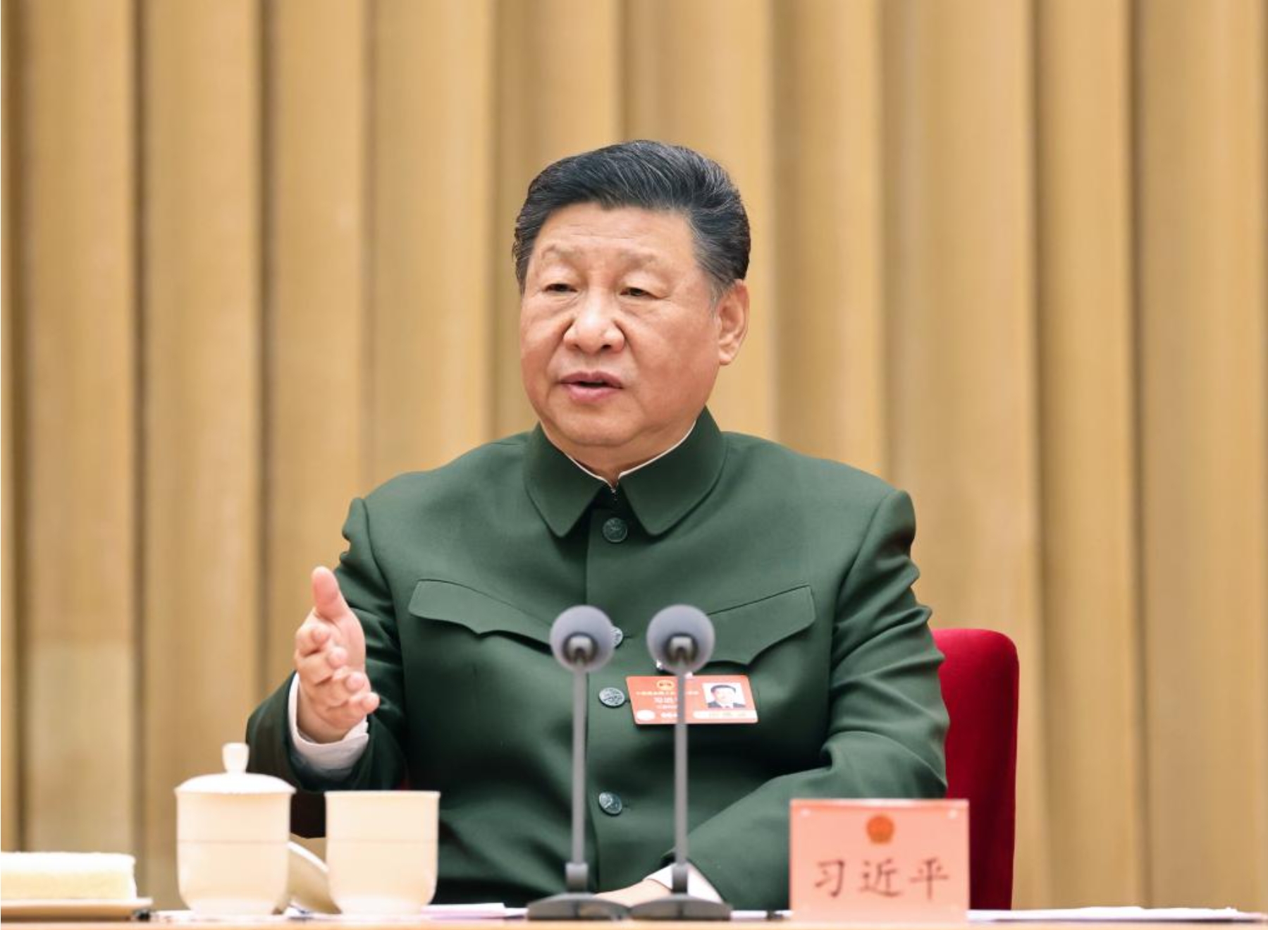 El presidente chino, Xi Jinping, también secretario general del Comité Central del Partido Comunista de China y presidente de la Comisión Militar Central, asiste a una reunión plenaria de la delegación del Ejército Popular de Liberación (EPL) y la Fuerza de Policía Armada Popular en la tercera sesión de la XIV Asamblea Popular Nacional (APN), en Beijing, capital de China, el 7 de marzo de 2025. Xi pronunció un importante discurso en la reunión. (Xinhua/Li Gang)