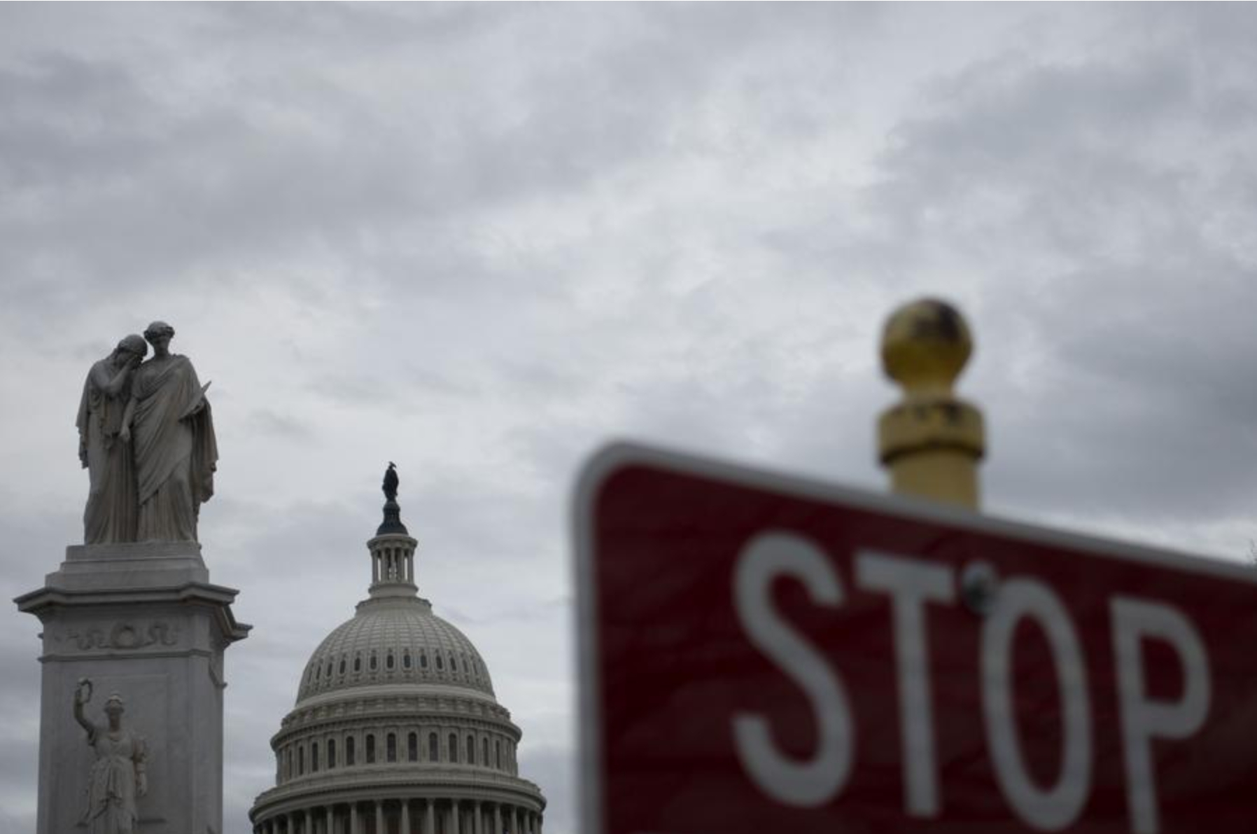 Imagen del 13 de febrero de 2020 del Capitolio y una señal de "alto" en Washington D.C., Estados Unidos. (Xinhua/Liu Jie) 