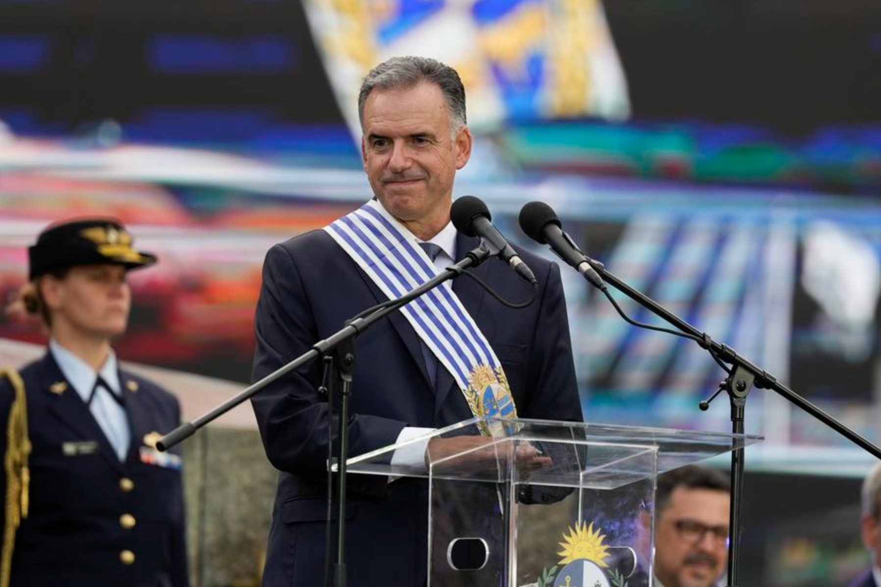 El presidente uruguayo, Yamandú Orsi, pronuncia un discurso durante la ceremonia de cambio de mando en la Plaza Independencia, en Montevideo, capital de Uruguay, el 1 de marzo de 2025.(Xinhua/Nicolás Celaya)