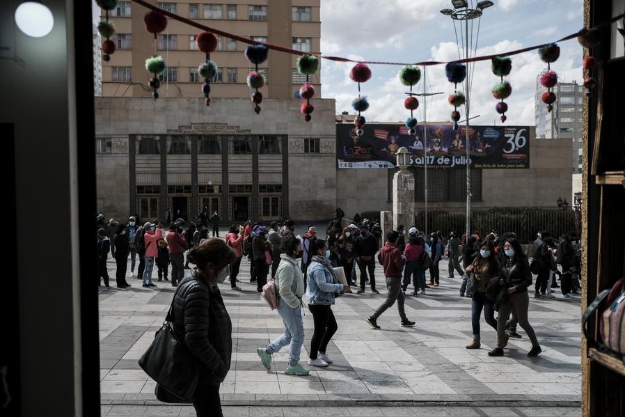 Personas caminan por la Plaza Bicentenario, en La Paz, capital de Bolivia, el 13 de julio de 2022. (Xinhua/Mateo Romay)