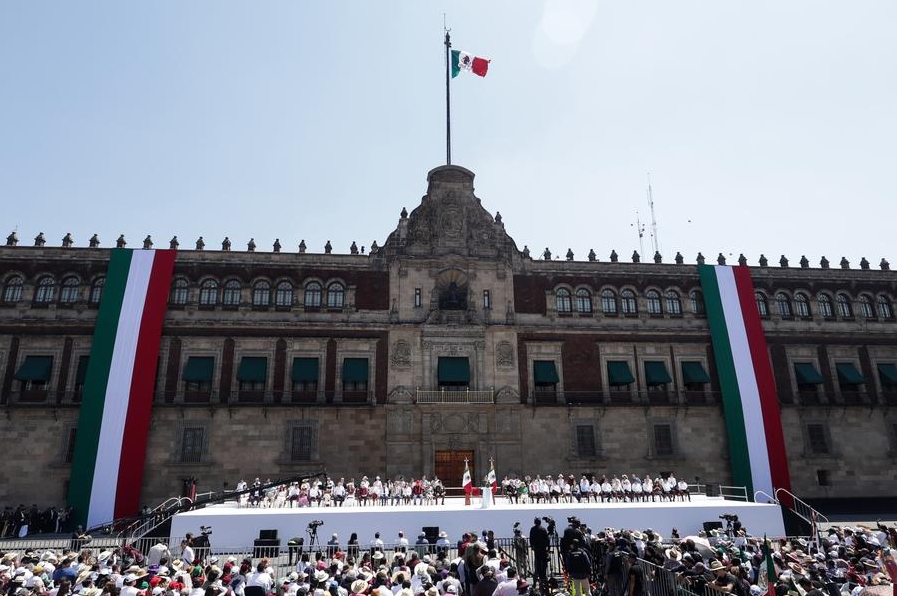 La presidenta mexicana, Claudia Sheinbaum (c), habla durante una "asamblea informativa" en el Zócalo de la Ciudad de México, capital de México, el 9 de marzo de 2025. (Xinhua/Francisco Cañedo)