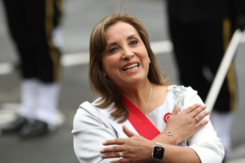 Imagen del 28 de julio de 2024 de la presidenta peruana, Dina Boluarte, saludando a la prensa a su llegada al edificio del Congreso, en Lima, para dar su mensaje a la nación con motivo de las Fiestas Patrias. (Xinhua/Mariana Bazo) 