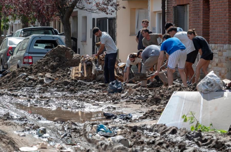 Personas retiran lodo y escombros frente a sus casas, en la ciudad de Bahía Blanca, Argentina, el 10 de marzo de 2025. (Xinhua/Str)