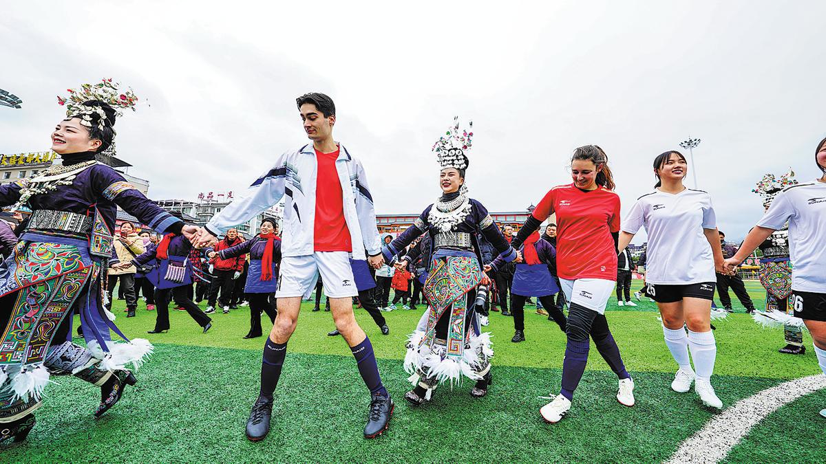 Futbolistas de Francia y China bailan con los aficionados después de un partido en el condado de Rongjiang, provincia de Guizhou, en febrero del año pasado. (Foto: Zhou Guangsheng/ China Daily)