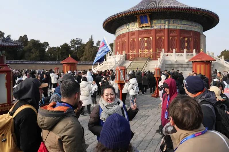 El guía turístico Zhang Sai presenta las características del Festival de la Primavera a los turistas extranjeros en el Parque Tiantan, que acoge al Templo del Cielo, Beijing, 30 de enero del 2025. [Foto: Xinhua]