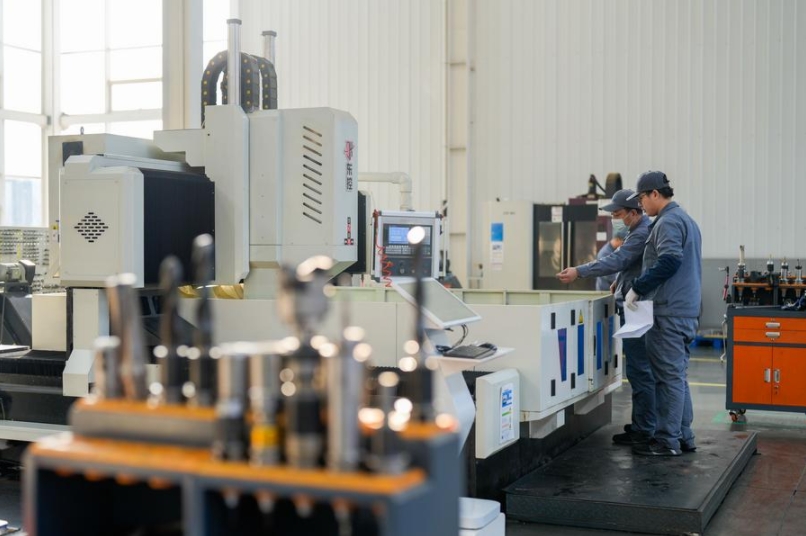 Empleados trabajan en la elaboración de piezas de robots en una fábrica de producción inteligente compartida de robótica en Tangshan, provincia de Hebei, en el norte de China, el 18 de febrero de 2025. (Xinhua/Mu Yu)