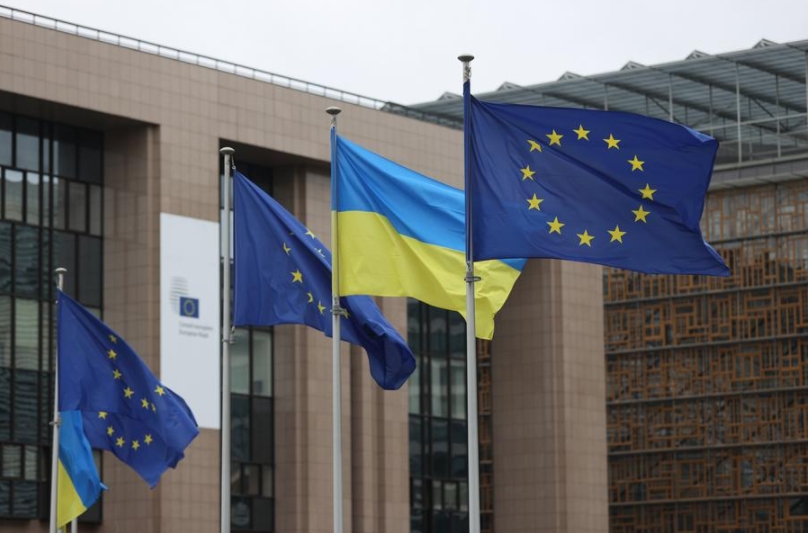 Imagen del 24 de febrero de 2025 de banderas de la Unión Europea (UE) y Ucrania vistas en la sede de la UE, en Bruselas, Bélgica. (Xinhua/Zhao Dingzhe)