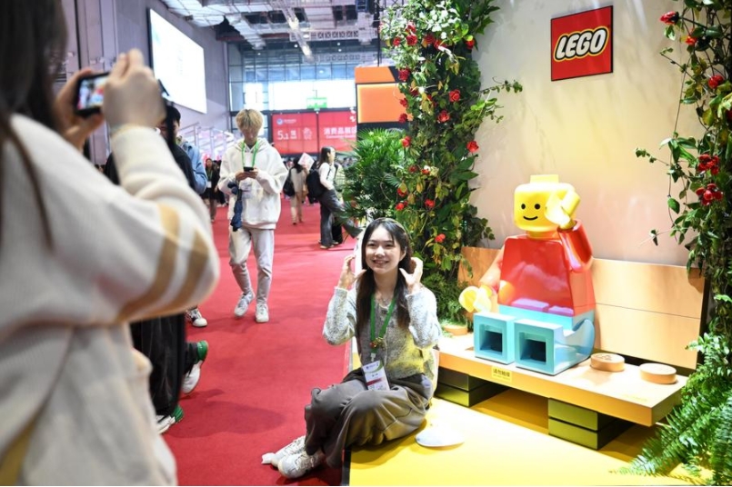 Una visitante posa para fotos en el puesto de LEGO Group, un asiduo integrante de la Exposición Internacional de Importaciones de China (CIIE), durante la 7ª edición de este evento en Shanghai, en el este de China, el 9 de noviembre de 2024. (Xinhua/Chen Haoming)