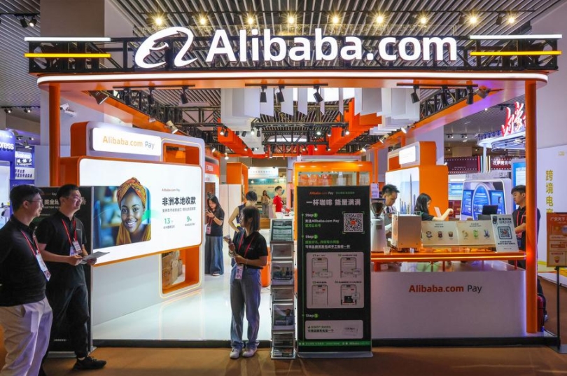 La gente visita el puesto de Alibaba.com durante la 136ª Feria de Importación y Exportación de China en Guangzhou, provincia de Guangdong, en el sur de China, el 15 de octubre de 2024. (Xinhua/Liu Dawei)