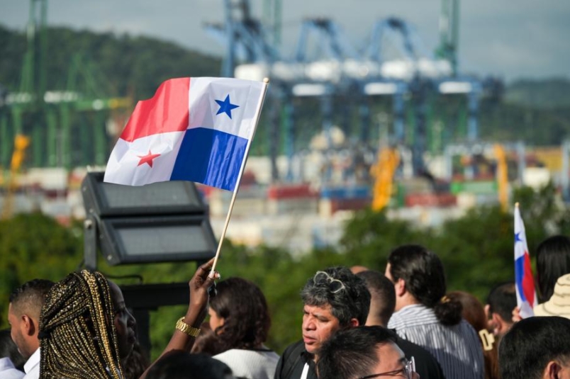 Imagen del 31 de diciembre de 2024 de personas participando en una ceremonia para celebrar el 25° aniversario de la devolución del Canal de Panamá, en la Ciudad de Panamá, Panamá. (Xinhua/Chen Haoquan) 