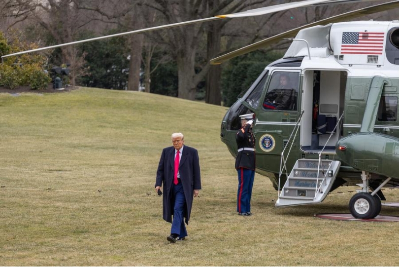 Imagen del 22 de febrero de 2025 del presidente estadounidense, Donald Trump, regresando a la Casa Blanca por medio del Marine One, en Washington, D.C., Estados Unidos. (Xinhua/Hu Yousong) 