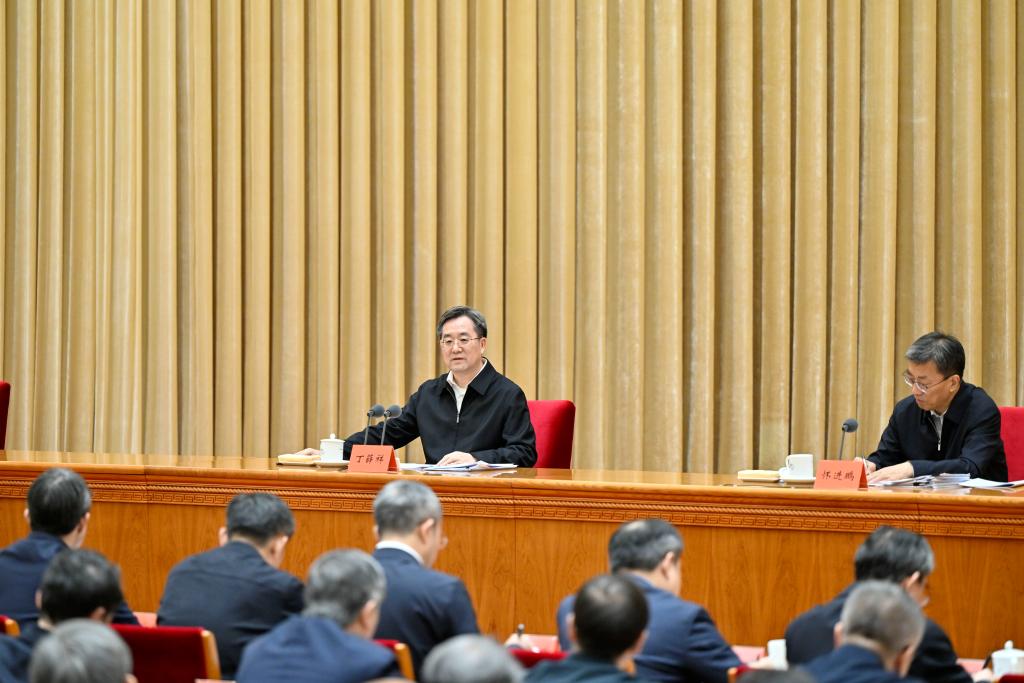 BEIJING, 17 marzo, 2025 (Xinhua) -- El vice primer ministro chino, Ding Xuexiang, quien también es miembro del Comité Permanente del Buró Político del Comité Central del Partido Comunista de China, pronuncia un discurso en una reunión, en Beijing, capital de China, el 17 de marzo de 2025. Ding pidió el lunes un avance sistemático de escala a calidad en el ámbito de la educación superior, con el objetivo de establecer una fuerza estratégica y pionera para la modernización china. (Xinhua/Yin Bogu)