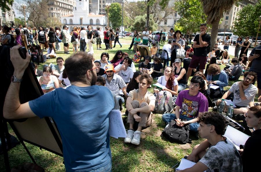 Estudiantes universitarios participan en una clase pública en la Plaza de Mayo en el marco de un paro nacional por 48 horas, en la ciudad de Buenos Aires, capital de Argentina, el 22 de octubre de 2024. (Xinhua/Martín Zabala) 
