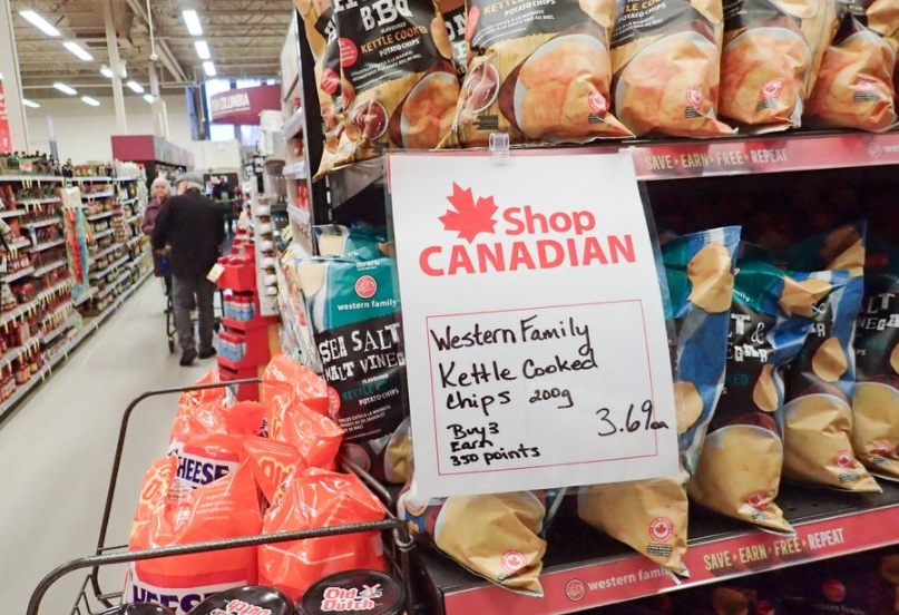 Imagen del 4 de marzo de 2025 de un cartel de "Compra Canadiense" visto en un supermercado, en Vancouver, Columbia Británica, Canadá. (Xinhua/Liang Sen)