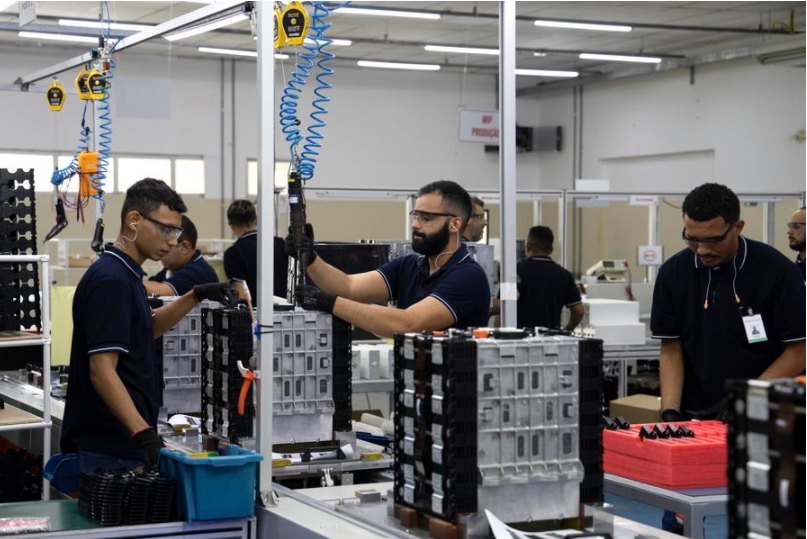 Imagen del 12 de marzo de 2024 de trabajadores operando en la línea de producción de la fábrica de baterías de BYD, en Manaos, capital del estado de Amazonas, Brasil. (Xinhua/Wang Tiancong) 