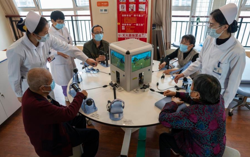 Residentes mayores reciben capacitación en rehabilitación en un centro de atención para ancianos en Rizhao, provincia de Shandong, en el este de China, el 11 de noviembre de 2024. (Xinhua/Cai Yang)