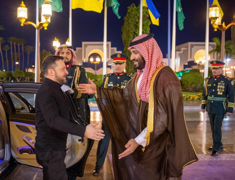 Imagen del 10 de marzo de 2025 del príncipe heredero saudí, Mohammed bin Salman (d-frente), dando la bienvenida al visitante presidente ucraniano, Volodymyr Zelensky, en Yeda, Arabia Saudí. (Xinhua/SPA)