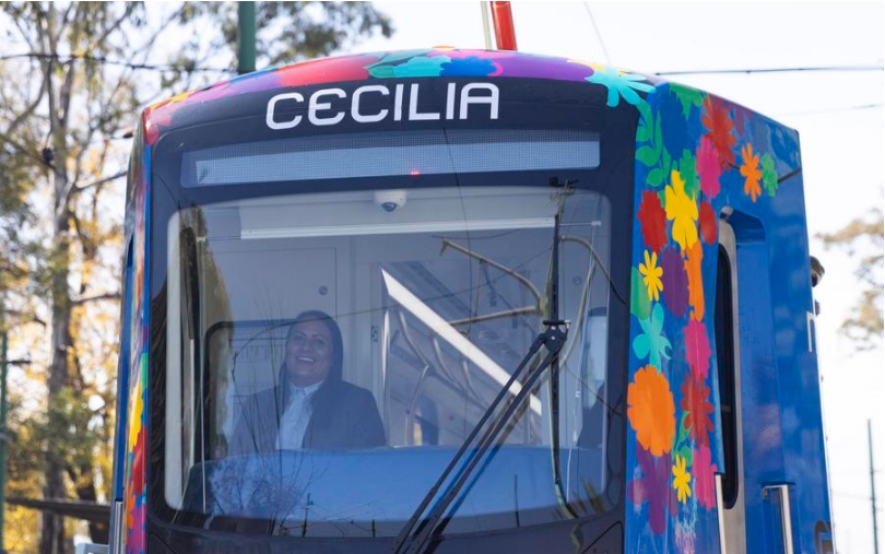 Imagen del 3 de enero de 2024 de una conductora operando la nueva unidad de tren ligero, en la Ciudad de México, capital de México. Autoridades y habitantes de la Ciudad de México celebraron el miércoles la puesta en marcha de la primera de nueve unidades chinas de tren ligero encaminadas a fortalecer el transporte público en el sur de la capital mexicana. (Xinhua/Li Mengxin)