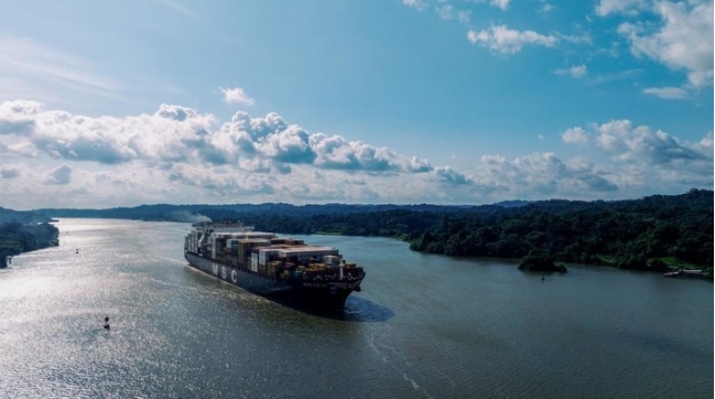 Imagen tomada con un dron del 28 de agosto de 2024 de una embarcación navegando en el Canal de Panamá, cerca de la Ciudad de Panamá, la capital panameña. (Xinhua/Li Muzi)