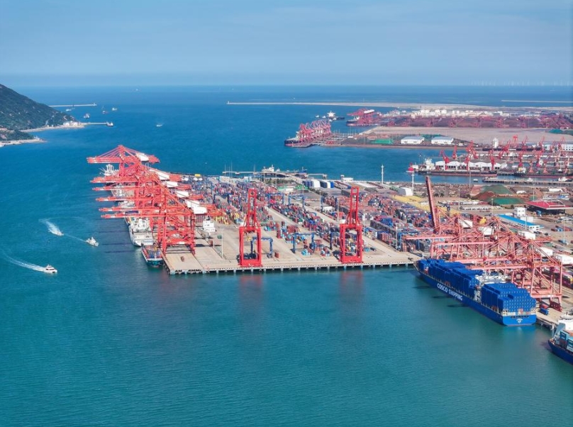 Esta fotografía del 26 de junio de 2024 muestra barcos de carga en la terminal de contenedores del puerto Lianyungang, en la provincia oriental china de Jiangsu. (Xinhua/Ji Chunpeng)