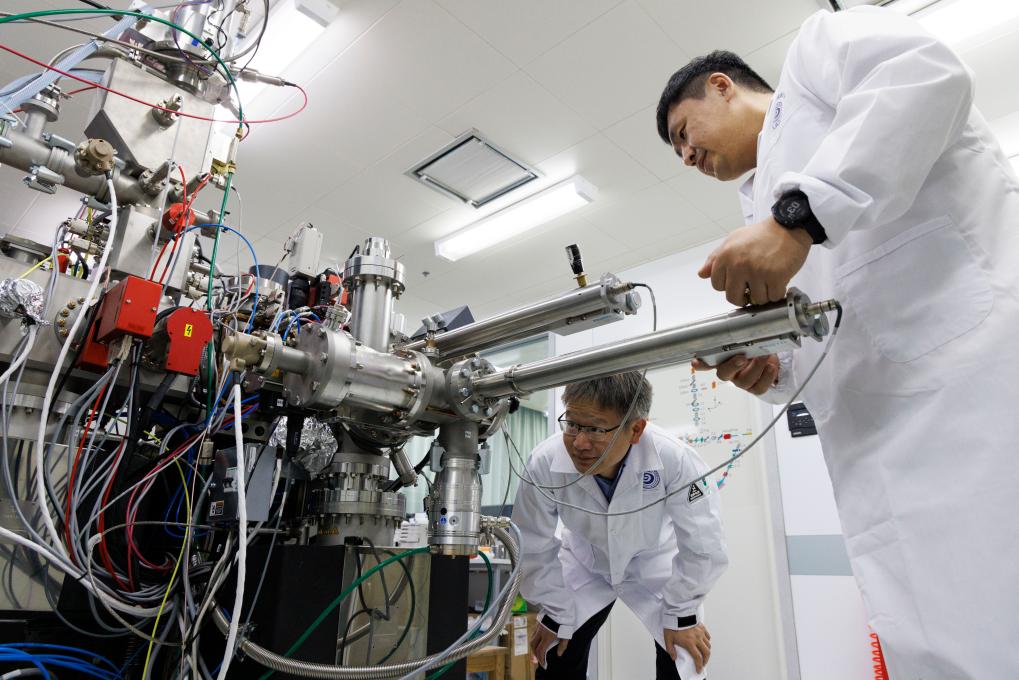 BEIJING, 10 abril, 2025 (Xinhua) -- Imagen del 8 de abril de 2025 del investigador principal, Hu Sen (i), trabajando con la muestra lunar en el Laboratorio del Espectrómetro de Masas de Iones Nano Secundarios (NanoSIMS Lab, por sus siglas en inglés) del Instituto de Geología y Geofísica de la Academia de Ciencias de China, en Beijing, capital de China. El último descubrimiento de muestras de rocas traídas por la misión lunar Chang'e-6 de China revela que el manto lunar contiene menos agua en el lado oculto que en el lado visible, lo que sugiere que el "hemisferio oculto", que siempre mira en dirección opuesta a la Tierra, tiende a ser mucho más seco. Publicado el miércoles en la revista Nature, un nuevo estudio realizado por científicos chinos descubrió que el contenido de agua en cada gramo de la gruesa capa rocosa bajo la superficie del lado oculto de la luna es inferior a 2 microgramos, el nivel más bajo jamás registrado. (Xinhua/Jin Liwang)