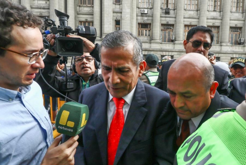 El expresidente peruano, Ollanta Humala (c), llega al juzgado para asistir a un juicio en su contra, en Lima, Perú, el 15 de abril de 2025. (Xinhua/Str)