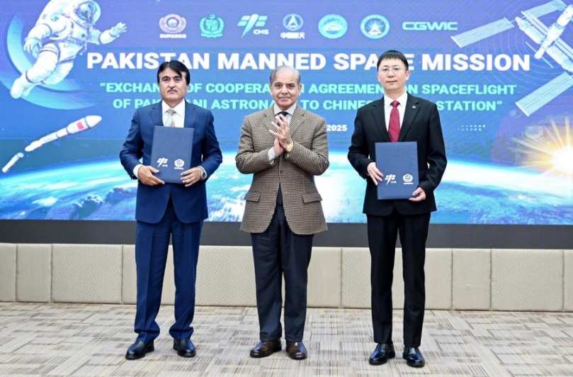 Muhammad Yousuf Khan (izq.), presidente de la Comisión de Investigación de la Atmósfera Superior y el Espacio de Pakistán, y Li Xiqiang (der.), subdirector de la Oficina de Ingeniería Espacial Tripulada de China, posan para una foto con el primer ministro pakistaní, Shehbaz Sharif, después de la firma del acuerdo de cooperación sobre el vuelo espacial de un astrunauta pakistaní a la estación espacial de China, en Islamabad, la capital de Pakistán, el 28 de febrero de 2025. (Xinhua/Ahmad Kamal)