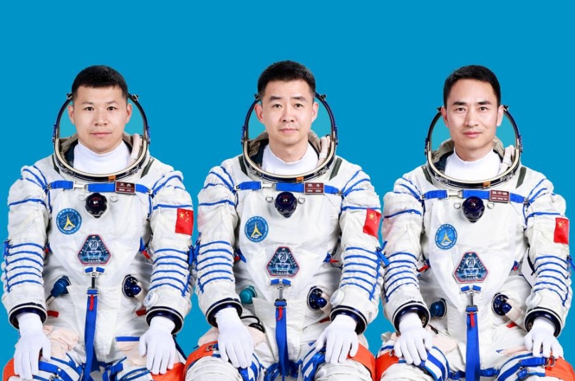 Esta foto sin fecha muestra a los tripulantes de la nave espacial Shenzhou-20, Chen Dong (centro), Chen Zhongrui (der.) y Wang Jie. (Xinhua)