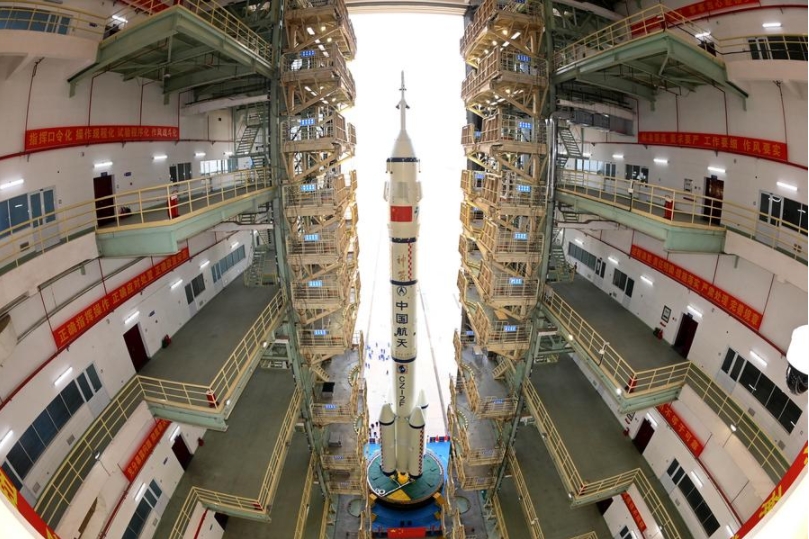 Esta foto, tomada el 16 de abril de 2025, muestra la combinación de la nave espacial tripulada Shenzhou-20 y un cohete portador Gran Marcha-2F poco antes de ser transferida al área de lanzamiento. (Xinhua/Wang Jiangbo)