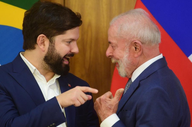 El presidente brasileño, Luiz Inácio Lula da Silva (d), conversa con el presidente chileno, Gabriel Boric (i), durante una ceremonia de firma de un acuerdo bilateral llevada a cabo en el Palacio de Planalto, en Brasilia, Brasil, el 22 de abril de 2025. (Xinhua/Lucio Tavora)