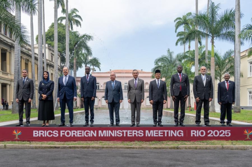 El ministro de Relaciones Exteriores chino, Wang Yi, también miembro del Buró Político del Comité Central del Partido Comunista de China, posa para una fotografía grupal con otros participantes de la primera fase de la Reunión de Ministros de Relaciones Exteriores de los BRICS, en Río de Janeiro, Brasil, el 28 de abril de 2025. (Xinhua/Wang Tiancong)