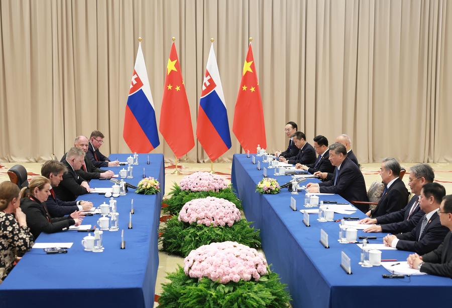 El presidente chino, Xi Jinping, se reúne con el primer ministro eslovaco, Robert Fico, al margen de las celebraciones del 80° aniversario de la victoria en la Gran Guerra Patriótica de la Unión Soviética, en Moscú, Rusia, el 9 de mayo de 2025. (Xinhua/Ding Haitao) 