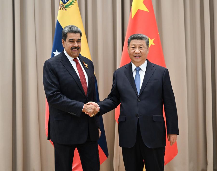 El presidente chino, Xi Jinping, se reúne con el presidente venezolano, Nicolás Maduro, al margen de las celebraciones del 80° aniversario de la victoria en la Gran Guerra Patriótica de la Unión Soviética, en Moscú, Rusia, el 9 de mayo de 2025. (Xinhua/Zhang Ling) 