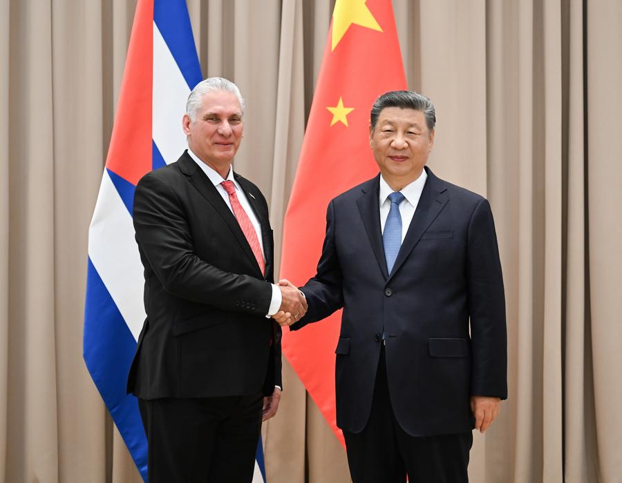 El presidente chino, Xi Jinping, se reúne con el presidente cubano, Miguel Díaz-Canel, al margen de las celebraciones para conmemorar el 80° aniversario de la victoria en la Gran Guerra Patriótica de la Unión Soviética, en Moscú, Rusia, el 9 de mayo de 2025. (Xinhua/Zhang Ling) 