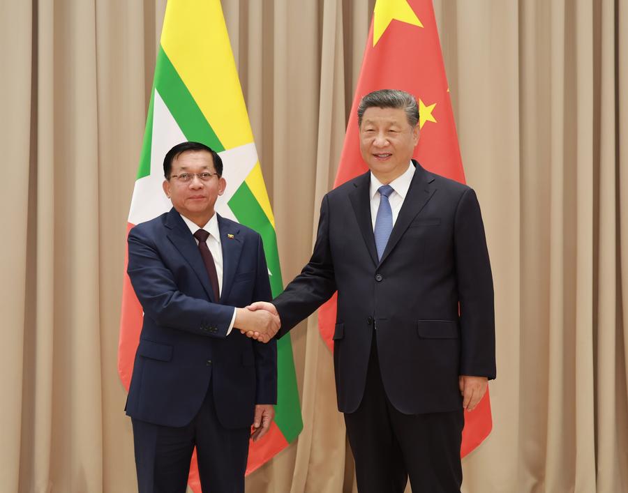 El presidente chino, Xi Jinping, se reúne con el líder de Myanmar, Min Aung Hlaing, al margen de las celebraciones para conmemorar el 80° aniversario de la victoria en la Gran Guerra Patriótica de la Unión Soviética, en Moscú, Rusia, el 9 de mayo de 2025. (Xinhua/Ding Haitao) 