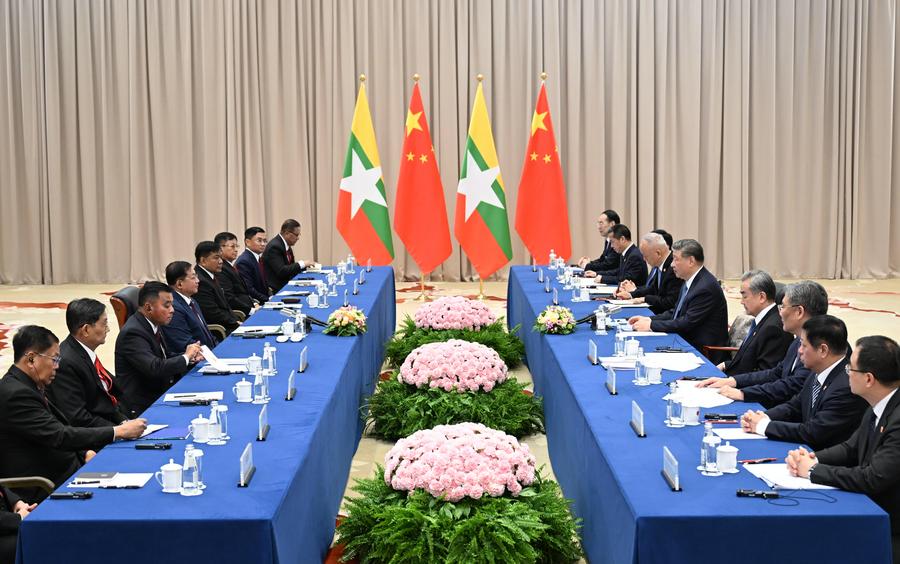 El presidente chino, Xi Jinping, se reúne con el líder de Myanmar, Min Aung Hlaing, al margen de las celebraciones para conmemorar el 80° aniversario de la victoria en la Gran Guerra Patriótica de la Unión Soviética, en Moscú, Rusia, el 9 de mayo de 2025. (Xinhua/Zhang Ling) 